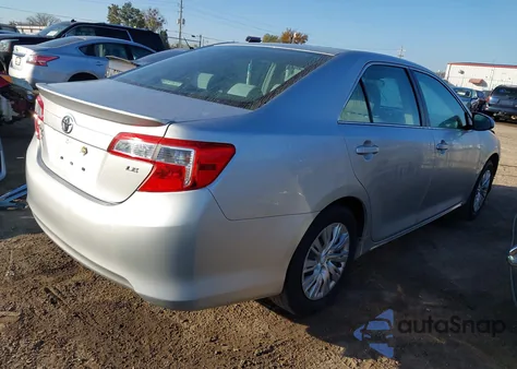 2014 Toyota Camry Le z USA, uszkodzony, nr VIN 4T4BF1FK5ER420618